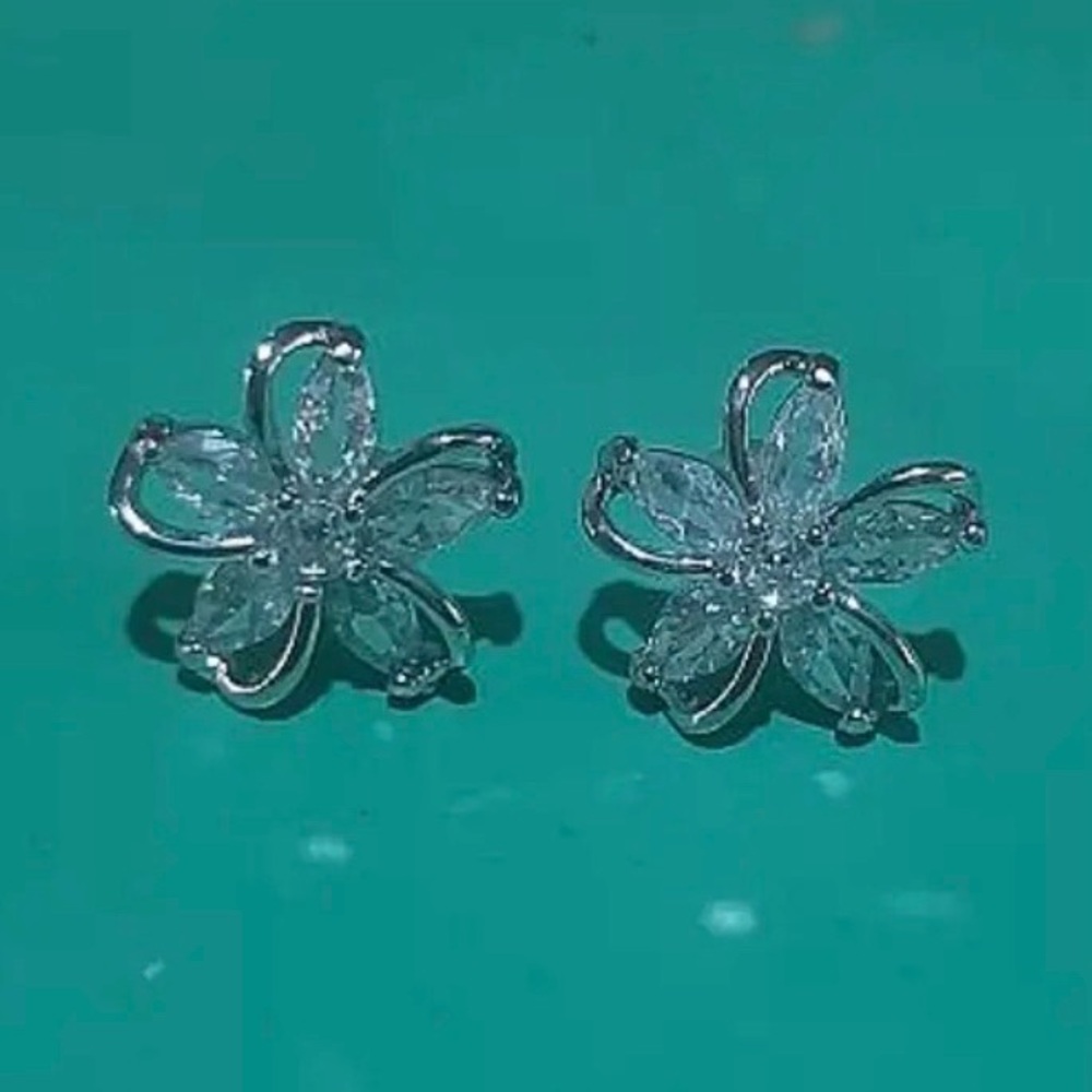 18k White Gold Plated CZ flower stud earrings. New. - Picture 4 of 13